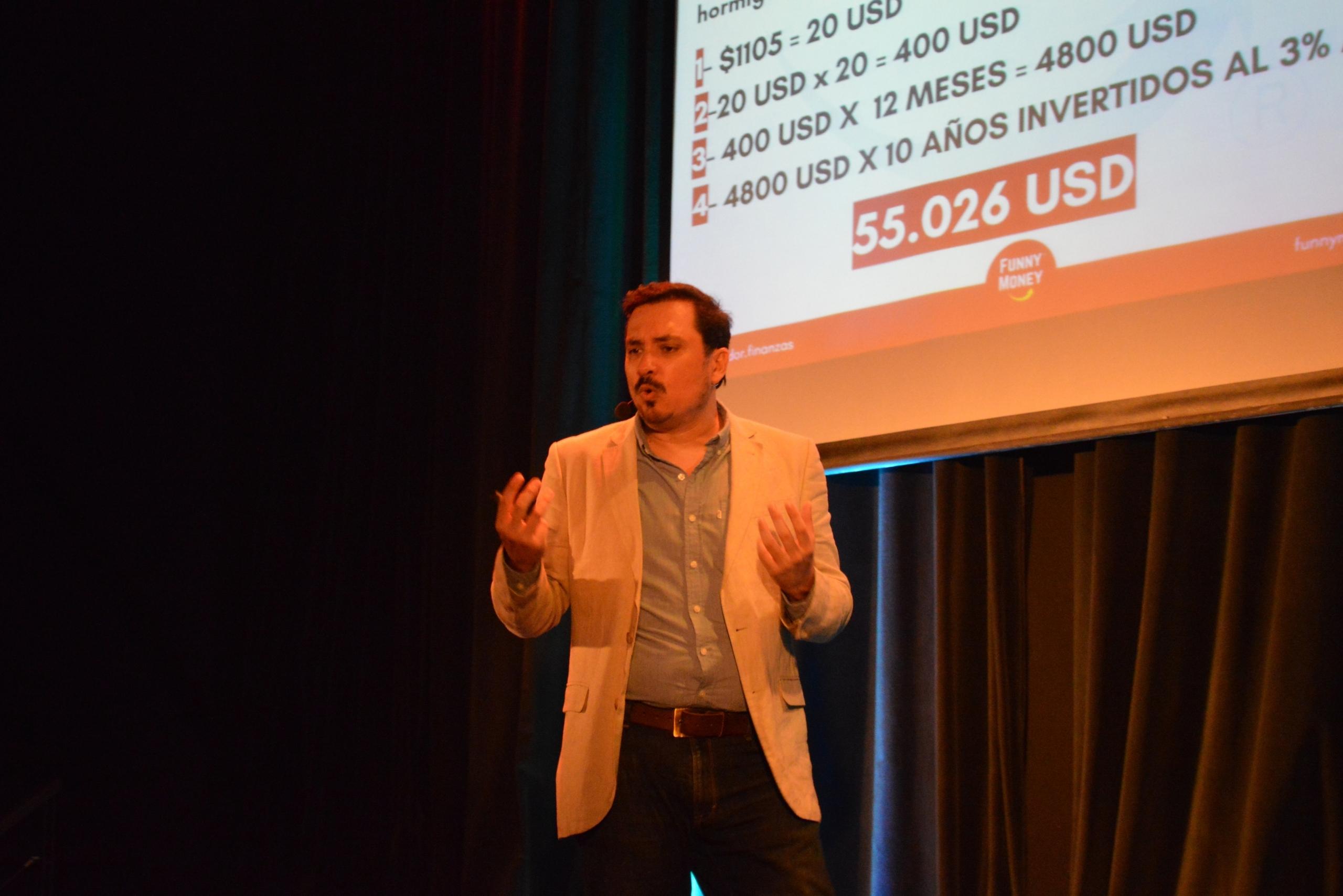 Edy Pascualini brindando una charla sobre decisiones financieras para empresas y profesionales